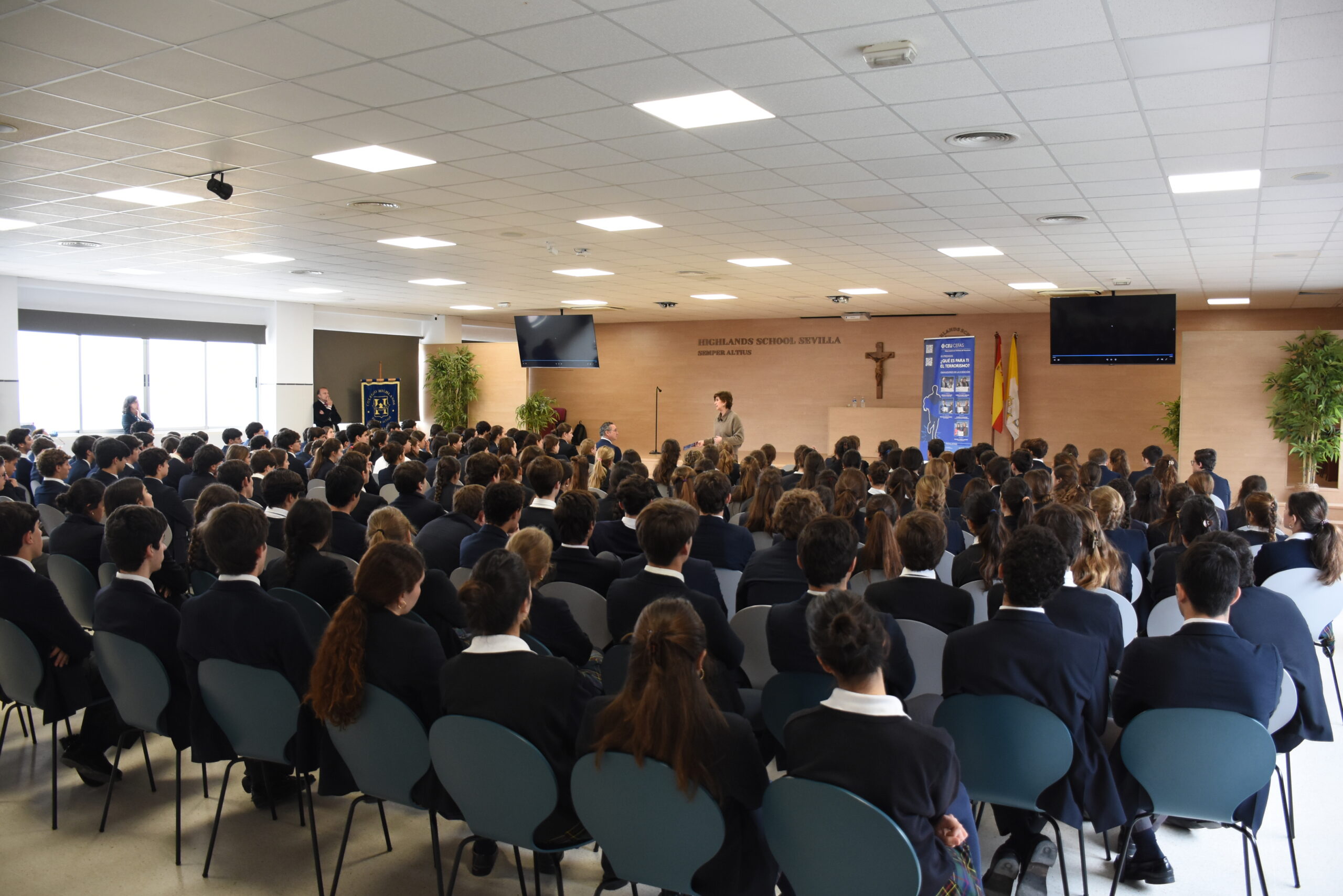 Los alumnos de 1º de bachillerato de Highlands School Sevilla han escuchado el testimonio de la víctima del terrorismo de ETA, María San Gil.