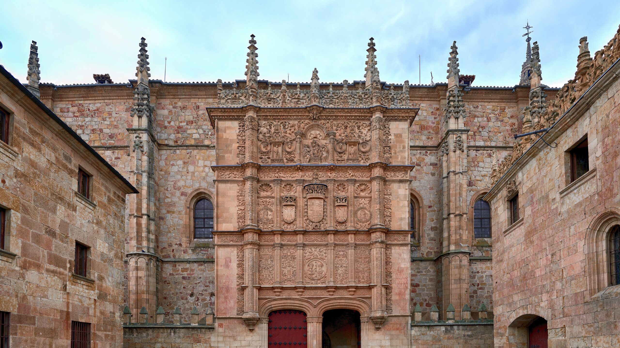Escuela de Salamanca y guerra justa. Vitoria y Suárez ante los desafíos de la guerra de hoy